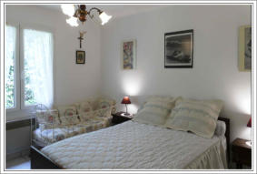 __CHAMBRE 1 __  LIT 140 ET LIT BEBE CHARENTAIS OU PARAPLUIE